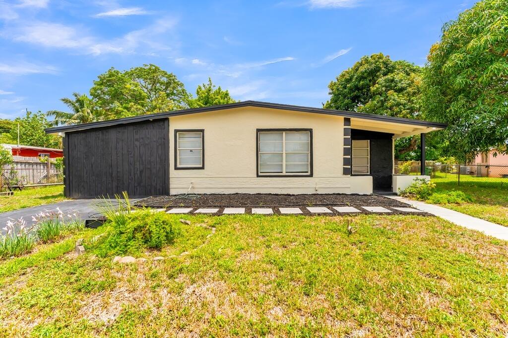 REJUVENTATED, SPACIOUS, TURN-KEY 4/3 w/ NO HOA. NO APPOINTMENT REQUIRED. COME AND FALL IN LOVE WITH YOUR NEW HOME. POSSIBLE SELLER'S CONCESSION. SELLER CONCESSIONS ARE NEGOTIABLE WITH COOPERATION.