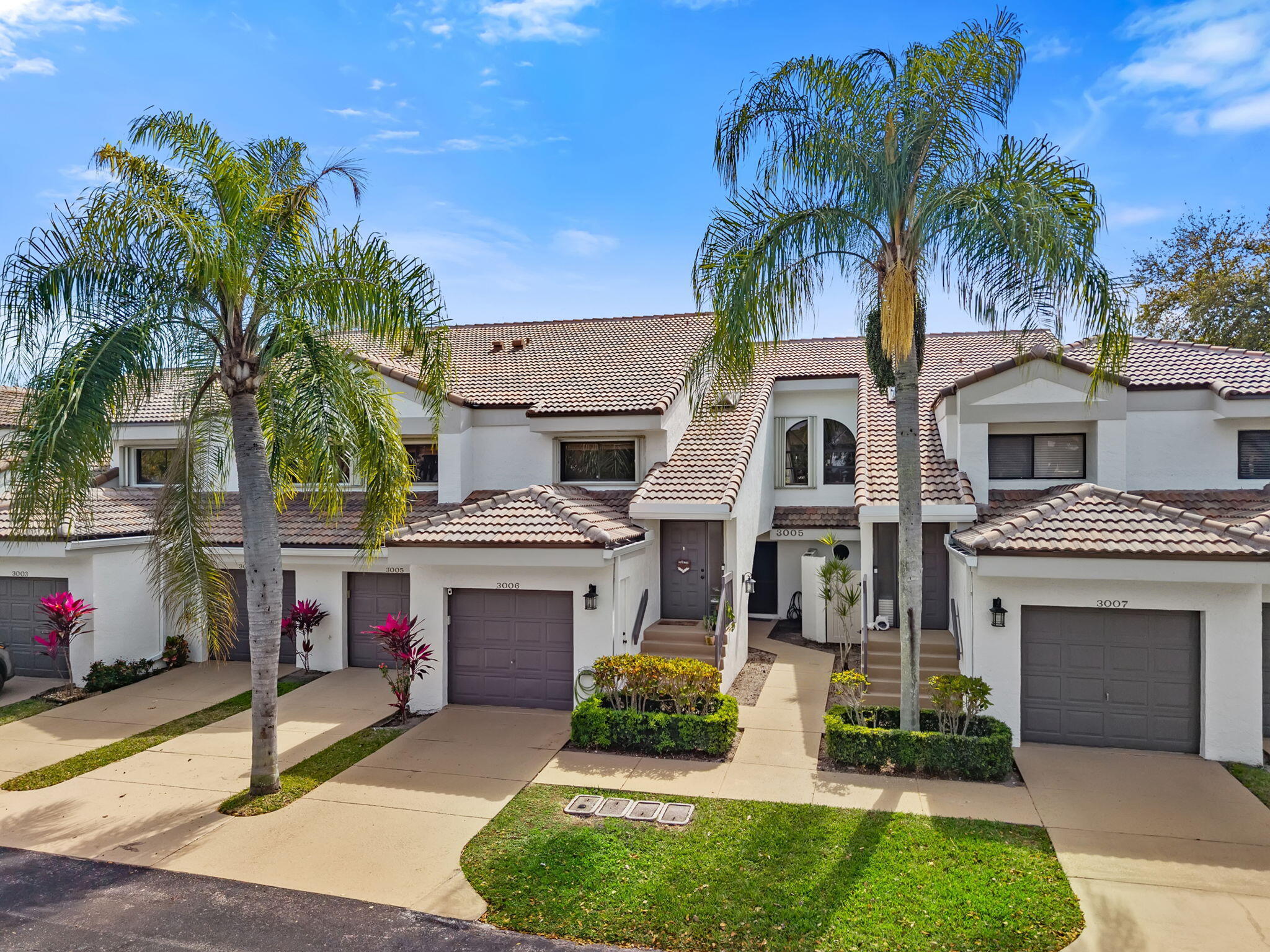 Beautifully renovated 3-bedroom, 2-bath townhome with a 1-car garage in the desirable Quail Run community. This move-in-ready residence features vaulted ceilings, skylights, luxury vinyl flooring throughout, a modern kitchen, updated bathrooms, and an in-unit washer and dryer. Enjoy stunning wide lake views from the large screened balcony. Located on a quiet street, residents have access to resort-style amenities including a clubhouse, pool, and tennis courts. Conveniently located near I-95, beaches, shopping, restaurants, parks, and the Boynton Beach Tennis Center. A fantastic opportunity to enjoy the South Florida lifestyle in a beautiful lakeside setting.