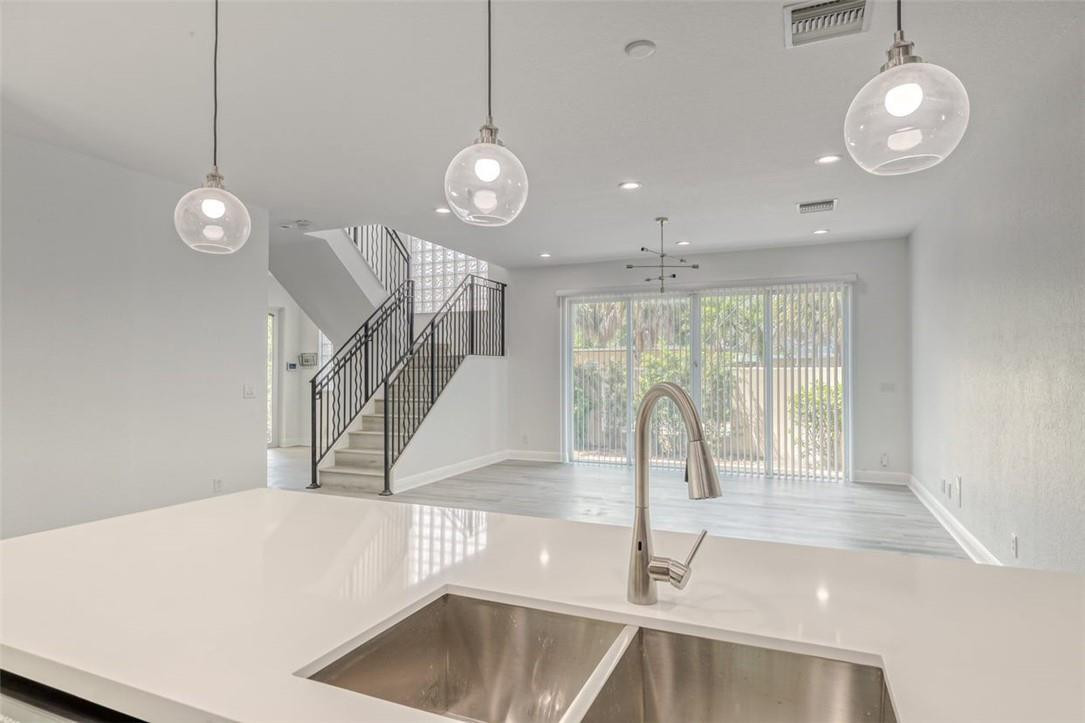 TOWN OF FORT LAUDERDALE B-40 - Residential Lease