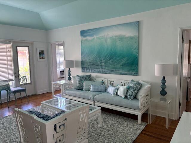 ROYAL PARK - Residential Lease