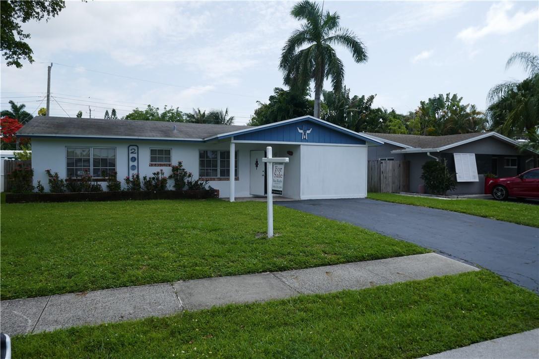 Quiet residential street located in Royal Palm Acres. Close to downtown and the beach, also, a nice lake within walking distance. Outside workshop and lockable tool room off the backyard patio.