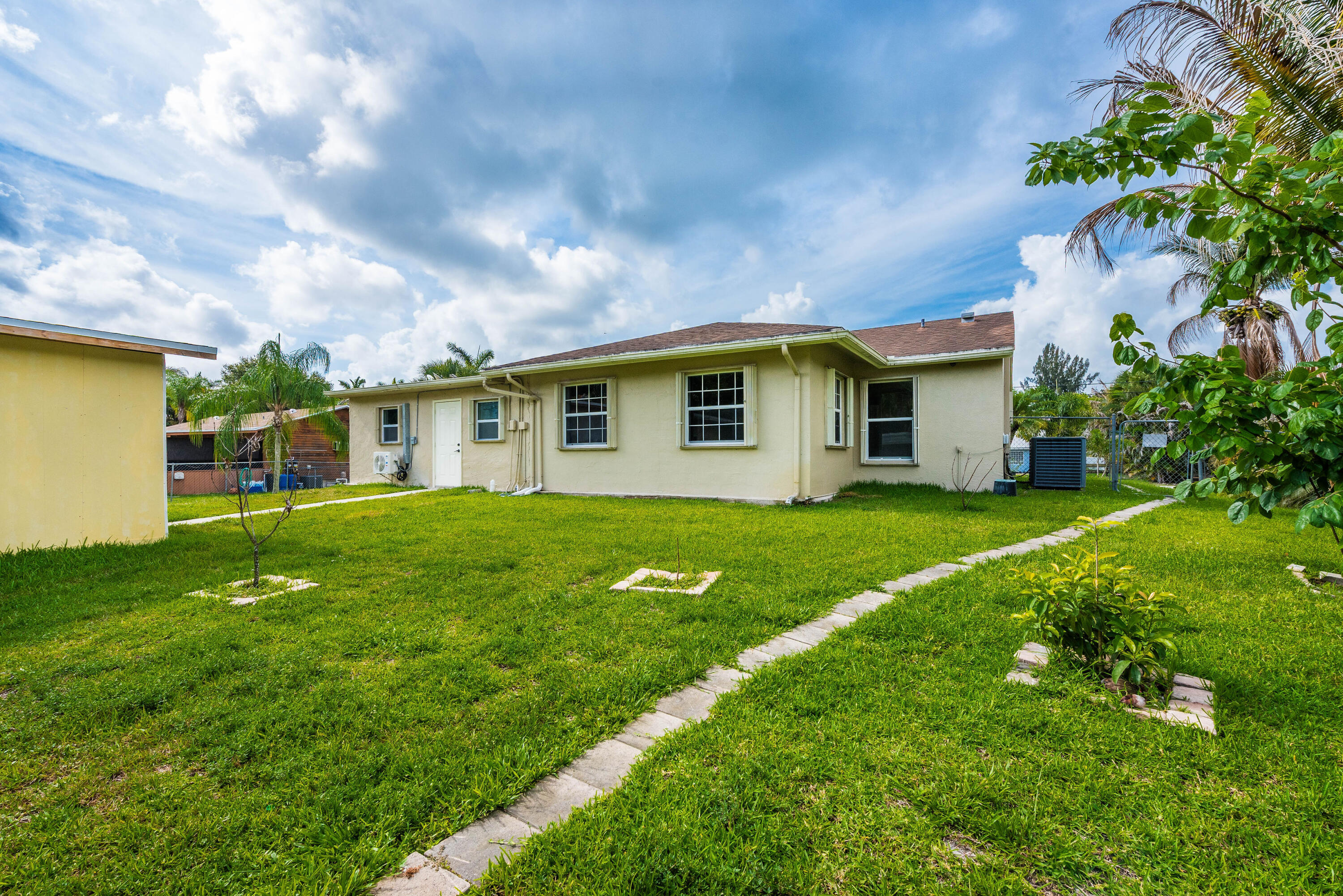 LOXAHATCHEE GROVES - Residential