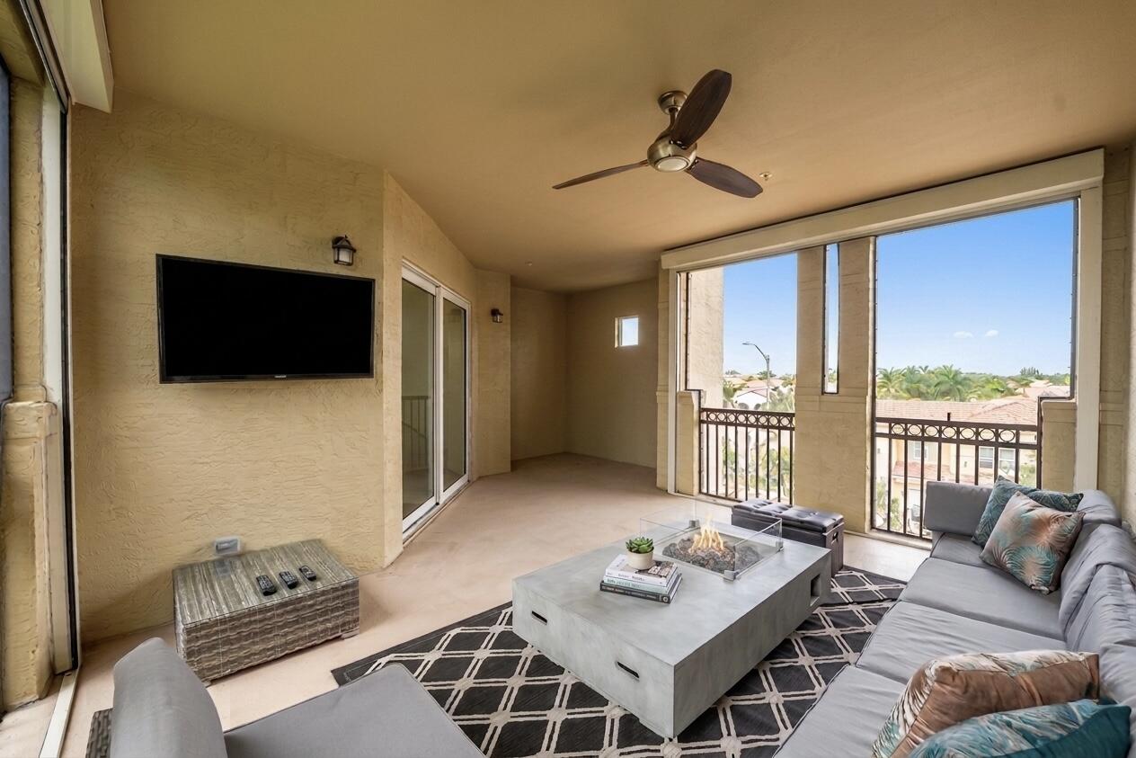 SAWGRASS LAKES - Residential
