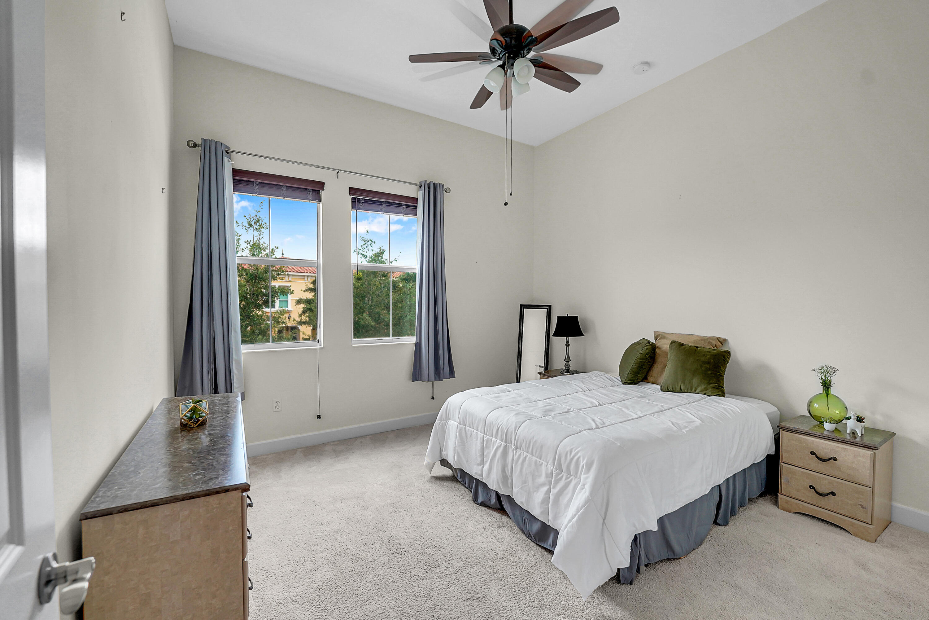 SAWGRASS LAKES - Residential