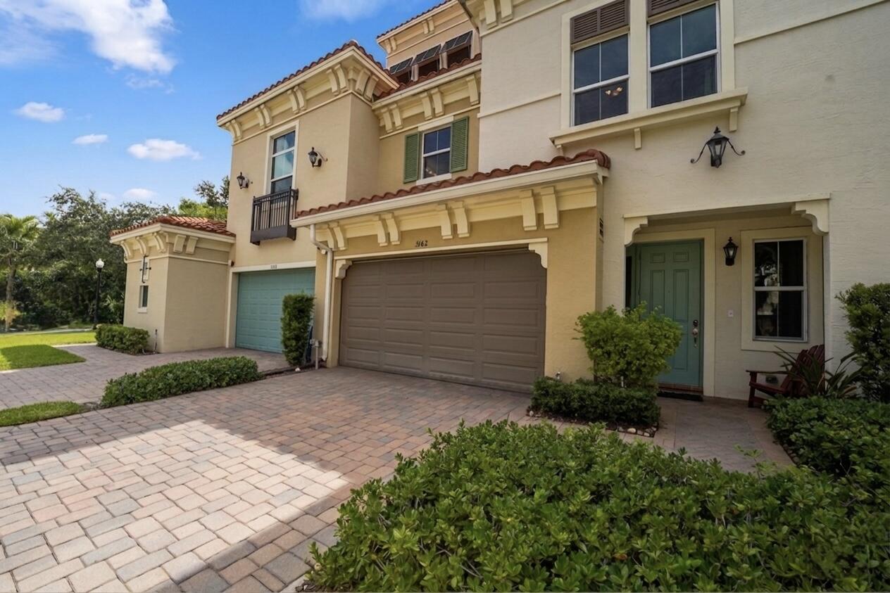 SAWGRASS LAKES - Residential