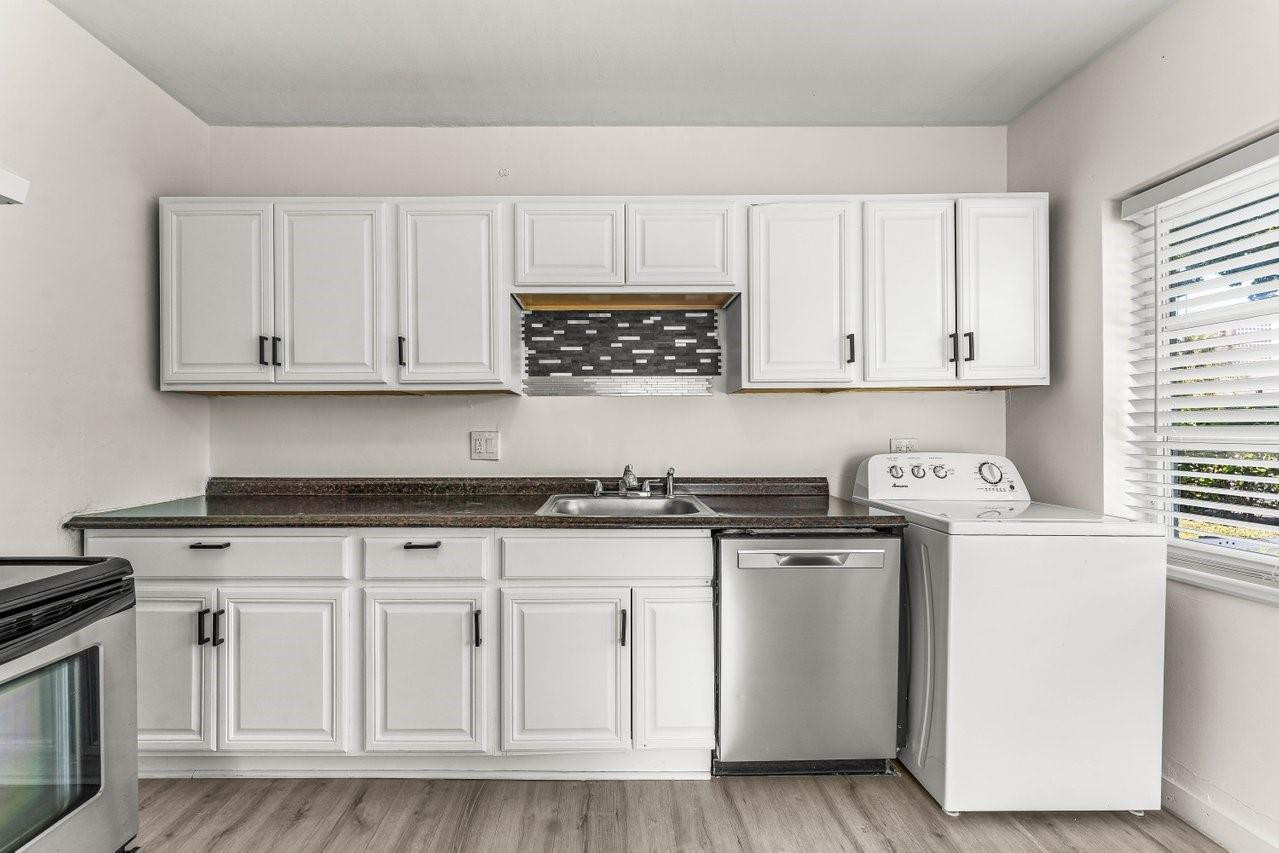 LAUDERDALE - Residential Lease