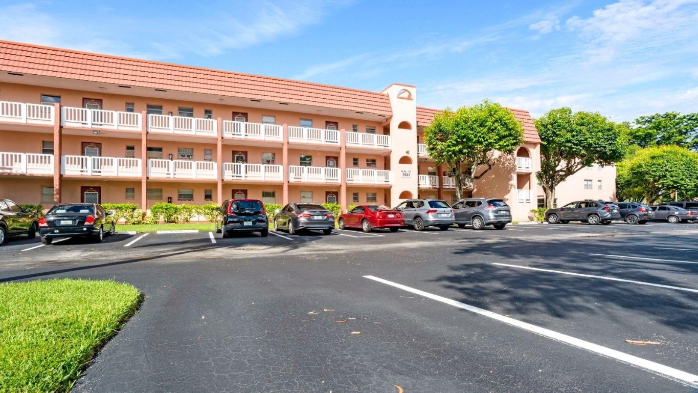 Spacious sunlit one bedroom condo upgraded throughout with beautiful breathtaking green views ! Spacious kitchenwith plenty of spacing for your breakfast table. Plenty of closet space throughout. A breathtaking air-conditionedFlorida room with relaxing views .Short distance from a beautiful clubhouse. Active 55+ community with over adozen pools gym & buses., live entertainment. Near shopping centers Malls beaches highways airports and muchmore. Bring your best offer . motivated.