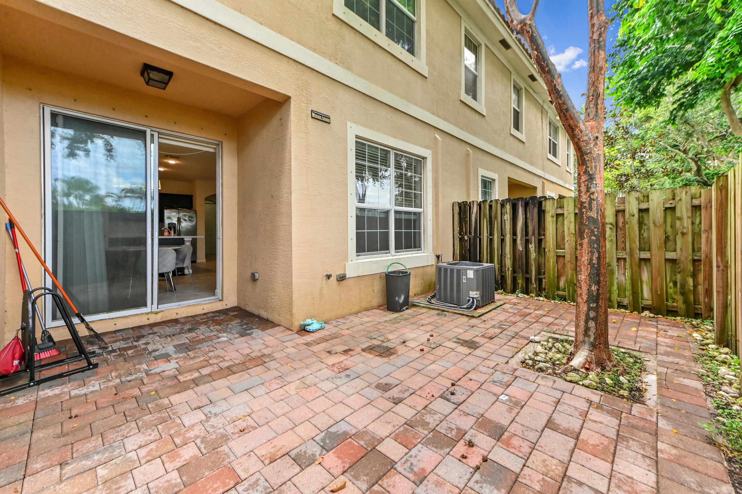CHARLESTON COMMONS - Residential