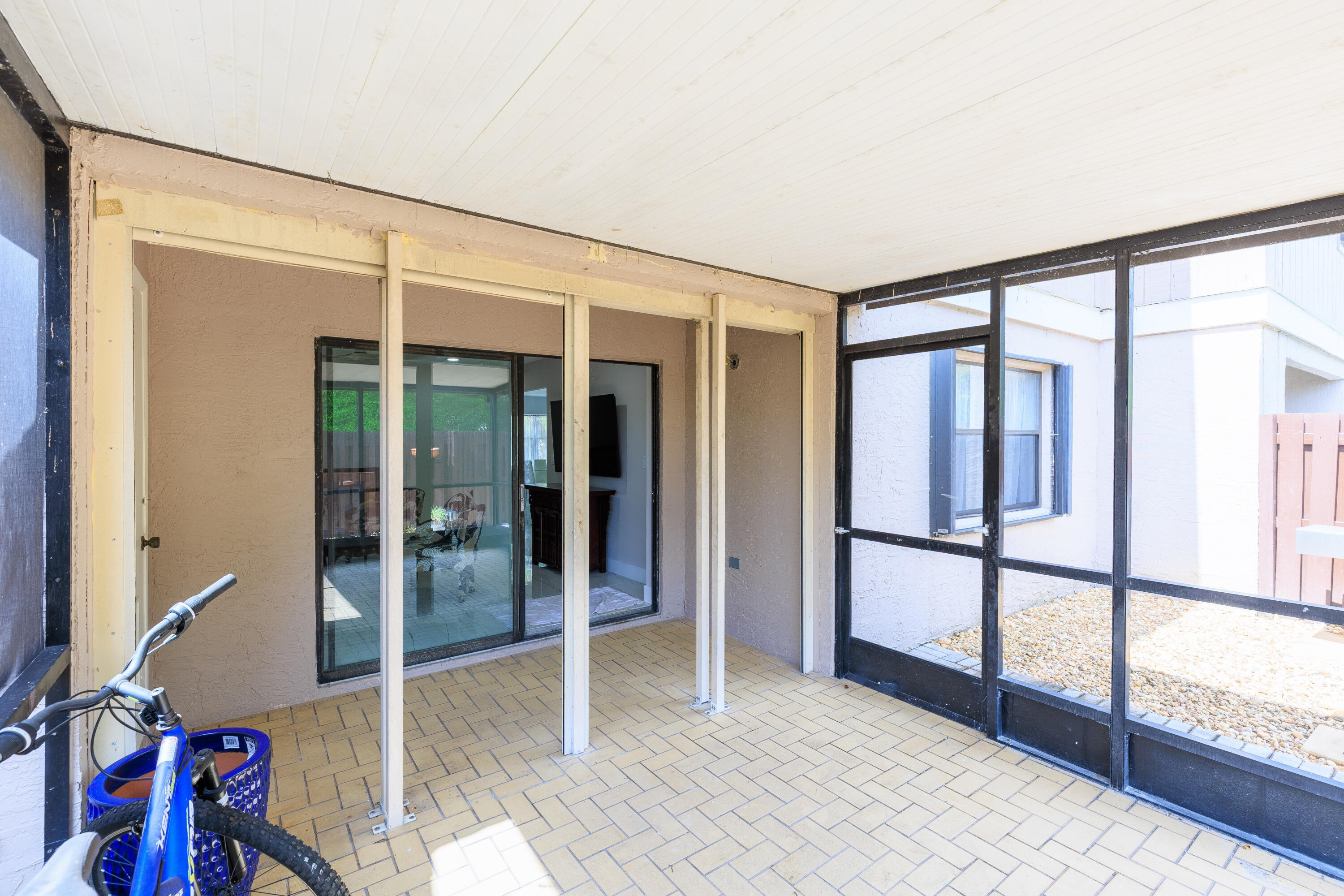COUNTRY LAKE - Residential Lease
