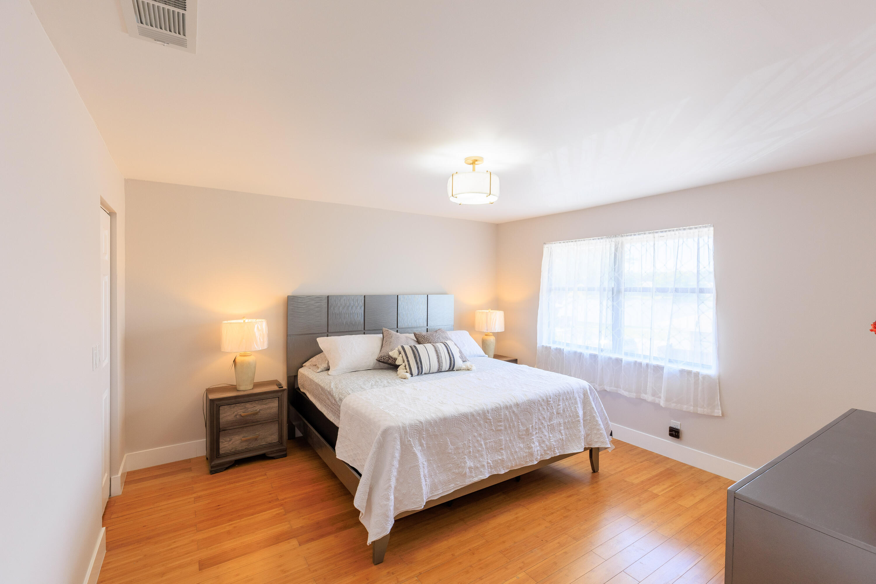 COUNTRY LAKE - Residential Lease