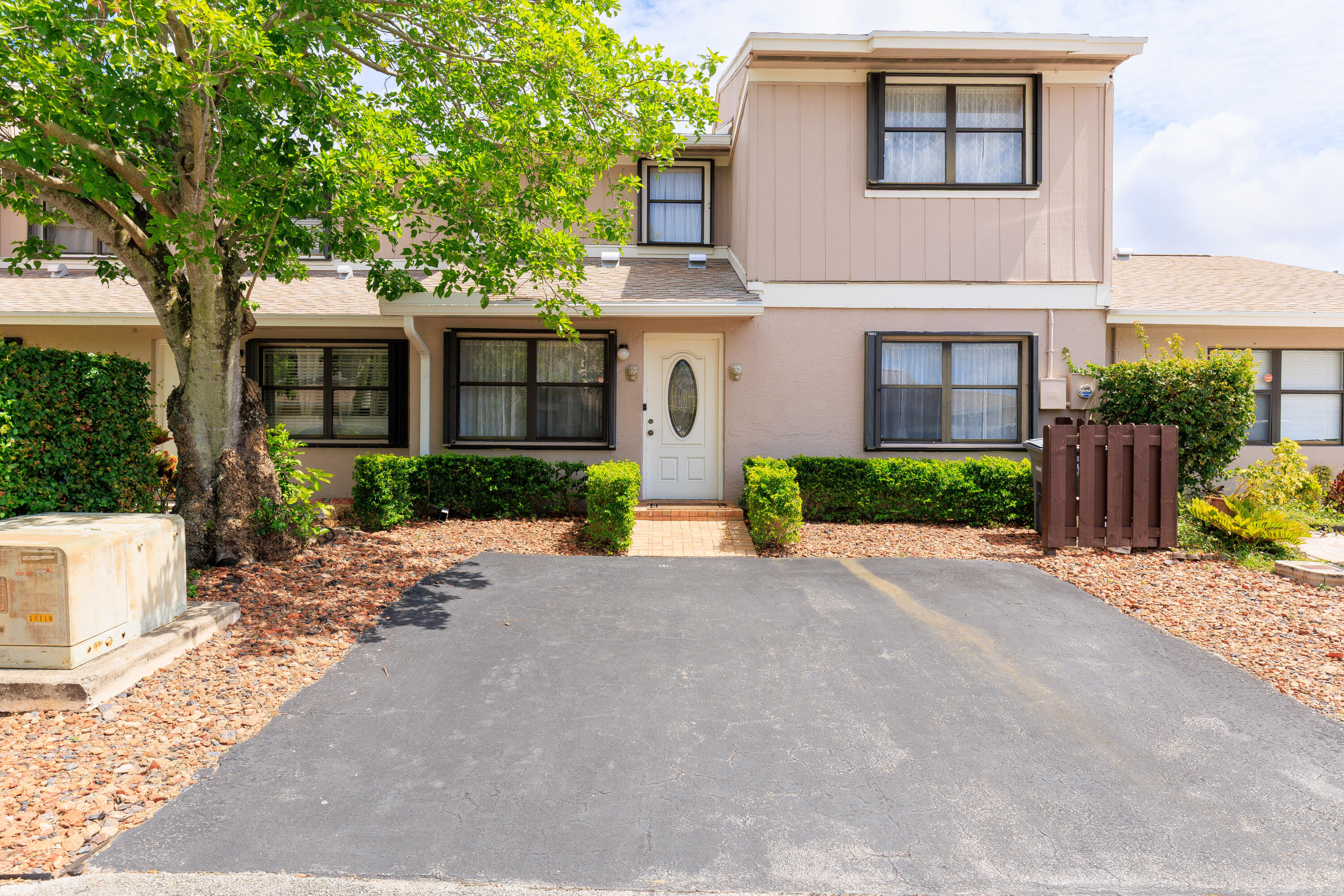 COUNTRY LAKE - Residential Lease