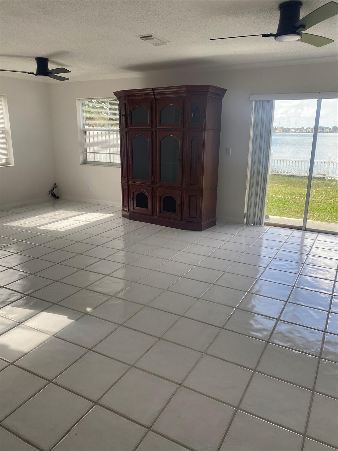 CORAL BAY REPLAT SECTION ONE - Residential Lease