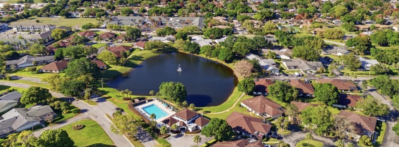 BEAUTIFULLY   GARDEN VILLA - LOTS OF NICE TOUCHES & EXTRA STORAGE, PORCELAIN TILE, SKYLIGHT, TILED & SCREENED PATIO, OAK CABINETS IN KITCHEN, FANS IN ALL ROOMS, ROLL-OUT SHELVES IN LOWER KIT CAB,CLOSE TO I-95 & FLORIDA'S - TPKE, SHOPPING,DINING AND MUCH MORE.