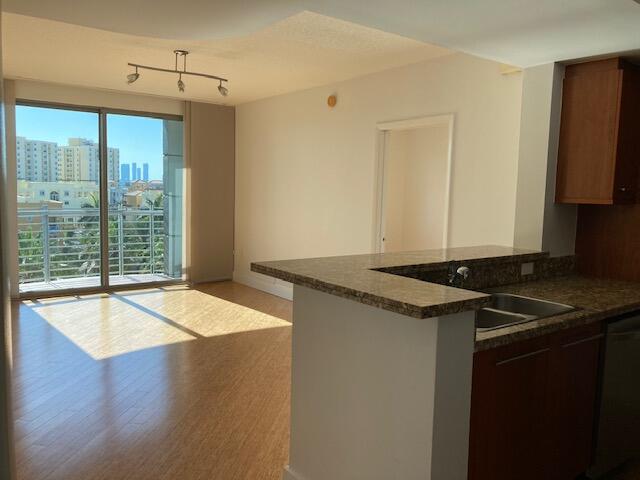 SOUTH OF FIFTH. 2 BEDROOM 2 BATH CONDO WITH BEAUTIFUL PARTIAL OCEAN VIEW. BAMBOO FLOORING, EUROPEAN KITCHEN, GRANITE COUNTERTOPS, STAINLESS STEEL APPLIANCES. MARBLE IN BATHROOMS. ALL CALIFORNIA CLOSETS, AND BLINDS. FULL stackable WASHER AND DRYER IN UNIT. The Cosmopolitan is a secure, full amenity building featuring 24/7 security, a pool, gym, and clubroom.  WALK TO THE BEACH AND SoBe ATTRACTIONS. Please use Showingtime, 24 hrs notice; tenants occupied. Available April 15, 2026.