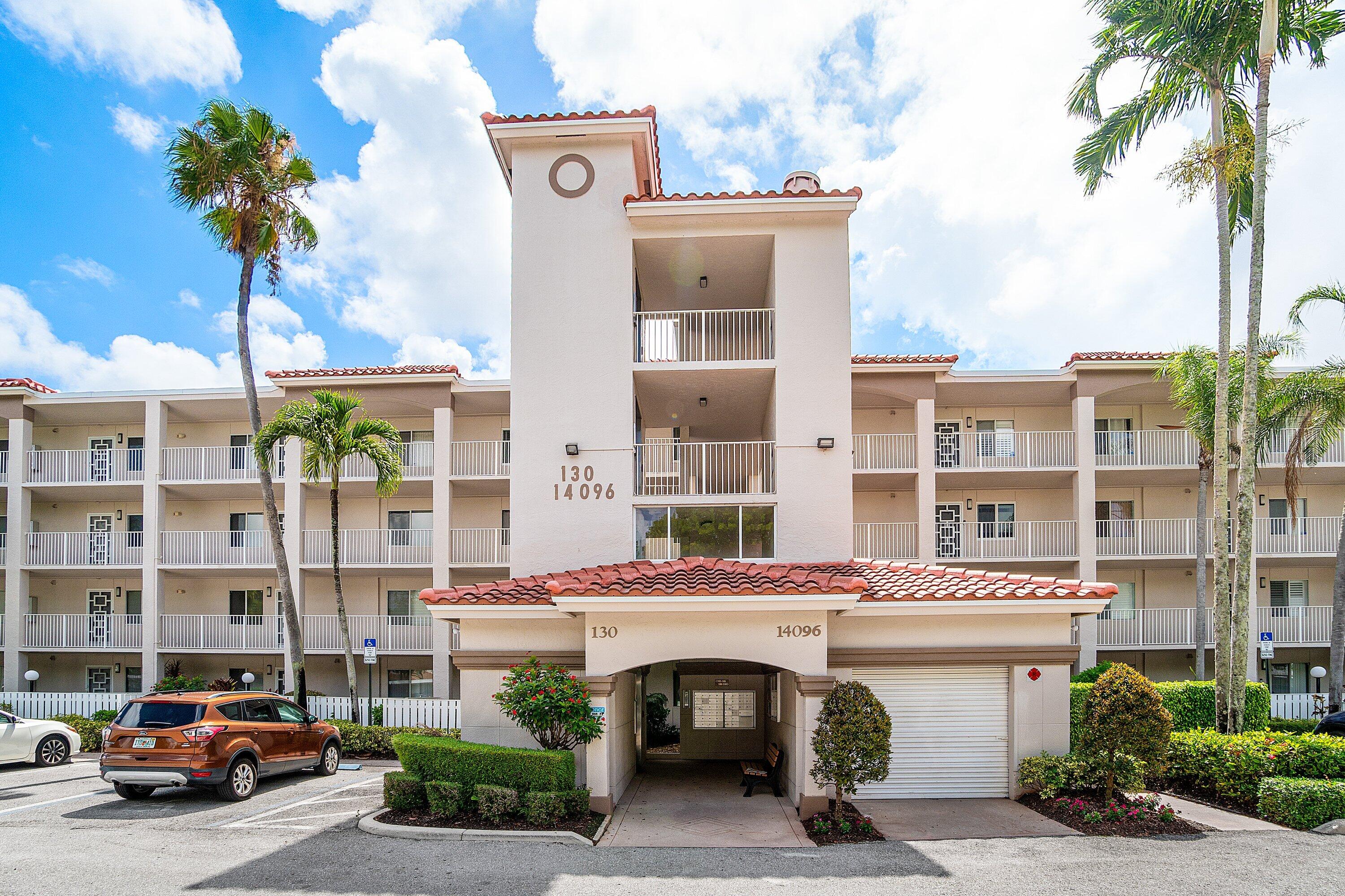BEAUTIFUL UPDATED GROUND FLOOR 2BED,2BTH PLUS DEN/OPTIONAL 3RD BED CONDO WITH STUNNING LAKE VIEWS. GLASS ENCLOSED PATIO/FLORIDA ROOM.  ASSIGNED PARKING SPOT RIGHT OUTSIDE YOUR DOOR, HUNTINGTON POINTE IS A GUARD GATED COMMUNITY WITH MANY AMENITIES INCLUDING RECENTLY RENOVATED CLUBHOUSE, CAFE, TENNIS, PICKLEBALL, SWIMMING POOLS, CARD ROOMS,SHOWS, FITNESS CENTER AND MANY CLUBS. GREAT LOCATION!!