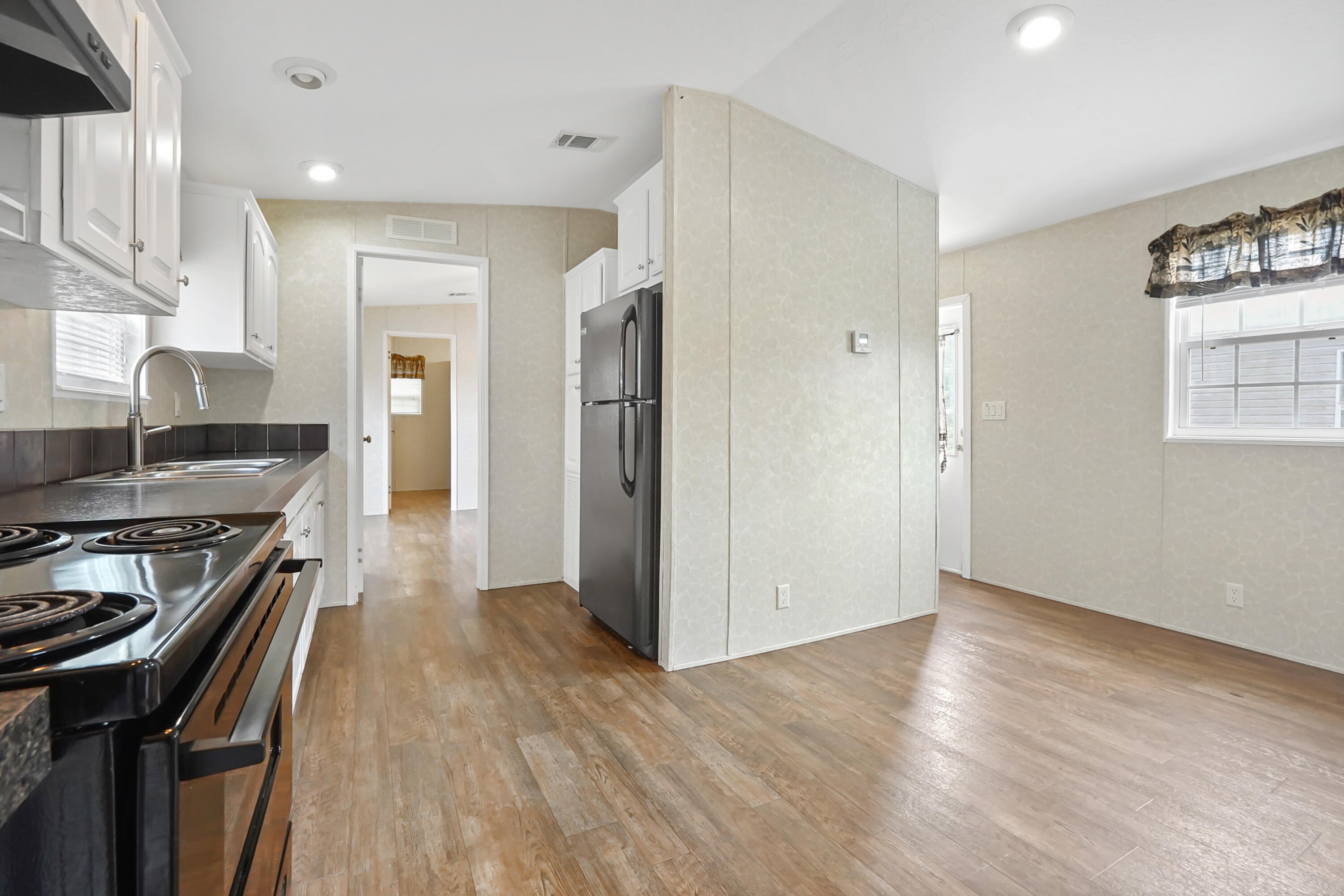 RIDGEWAY MOBILE HOME - Residential