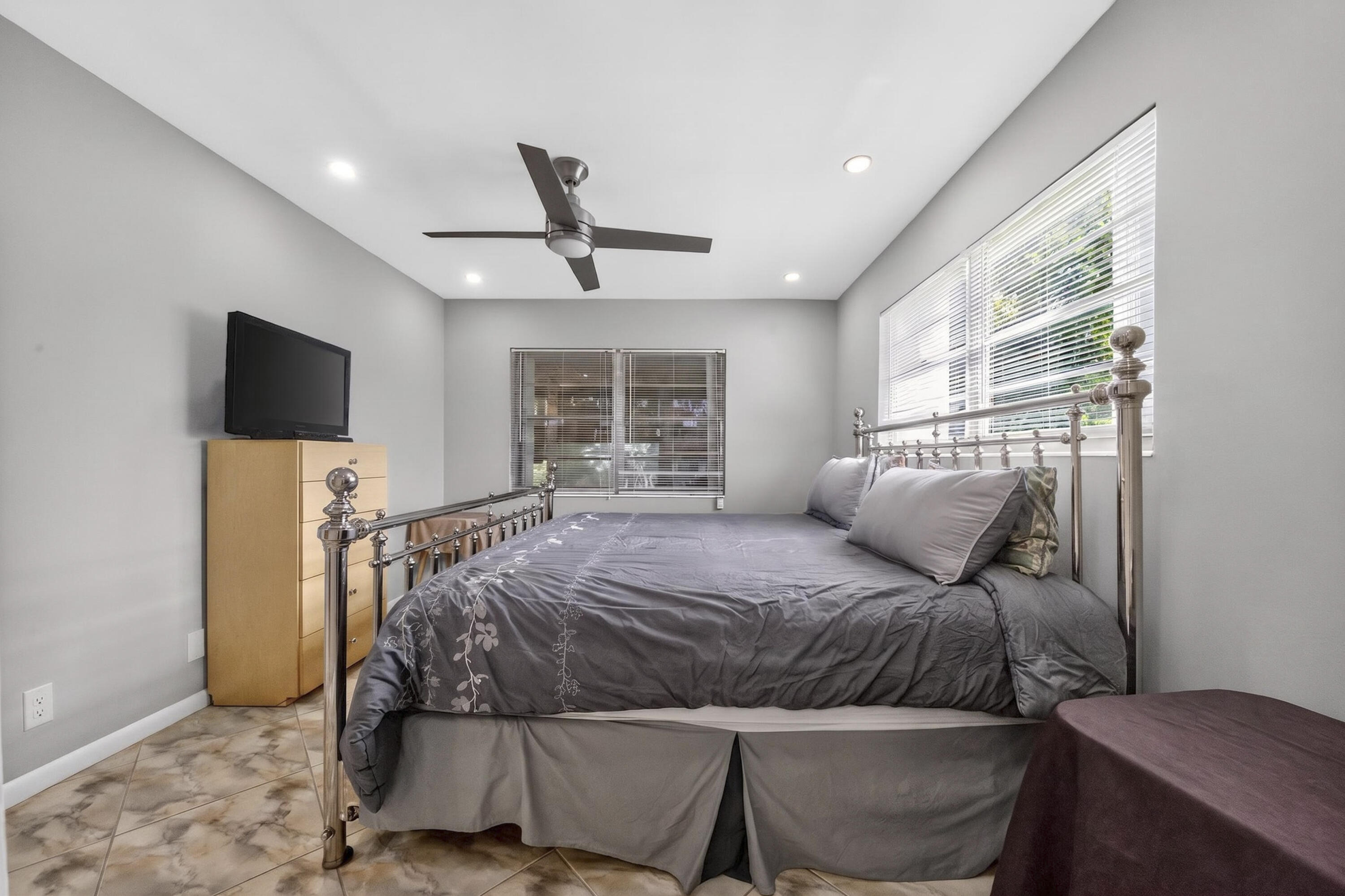 UPMINSTER H CONDO - Residential