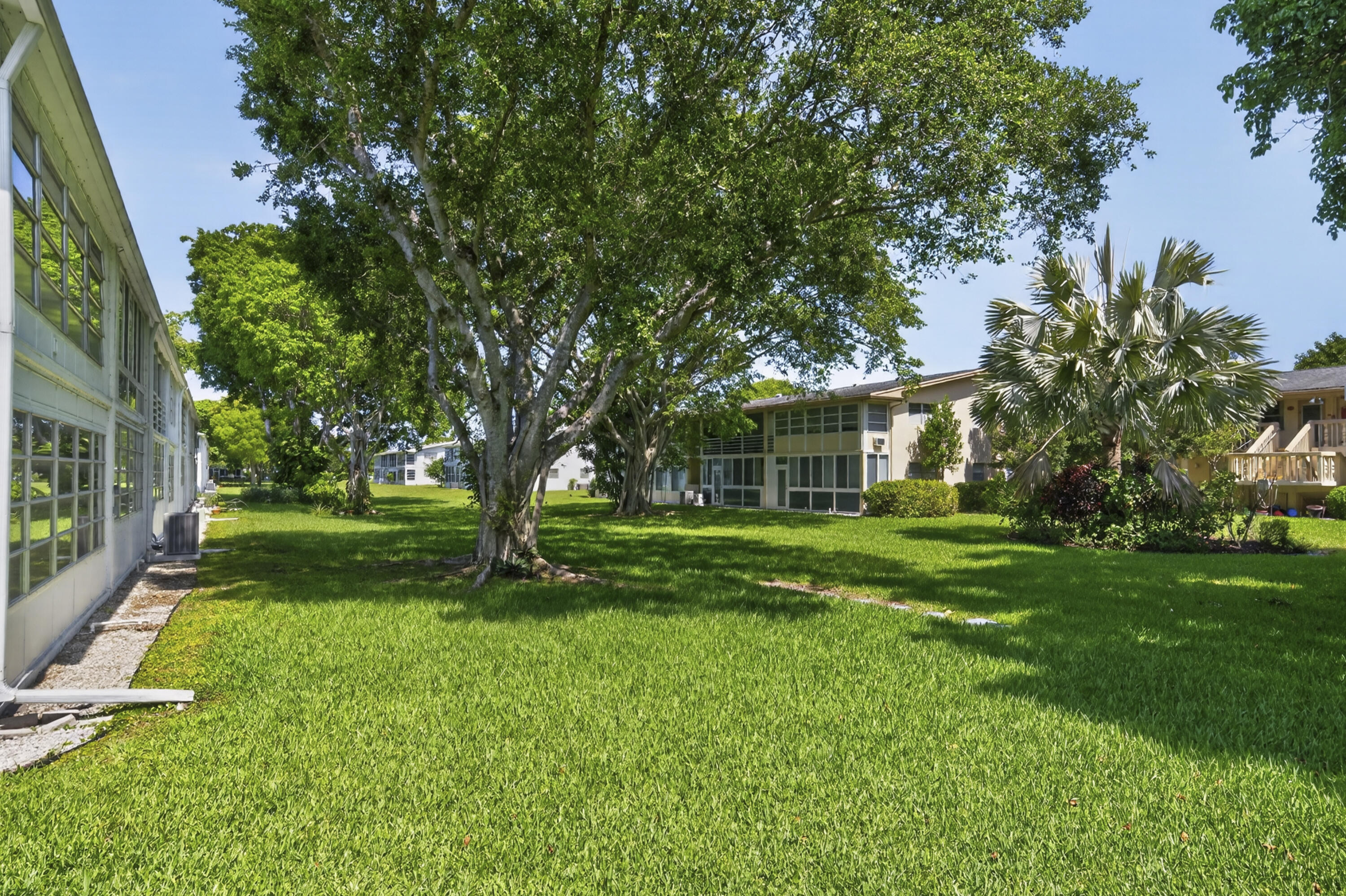 UPMINSTER H CONDO - Residential