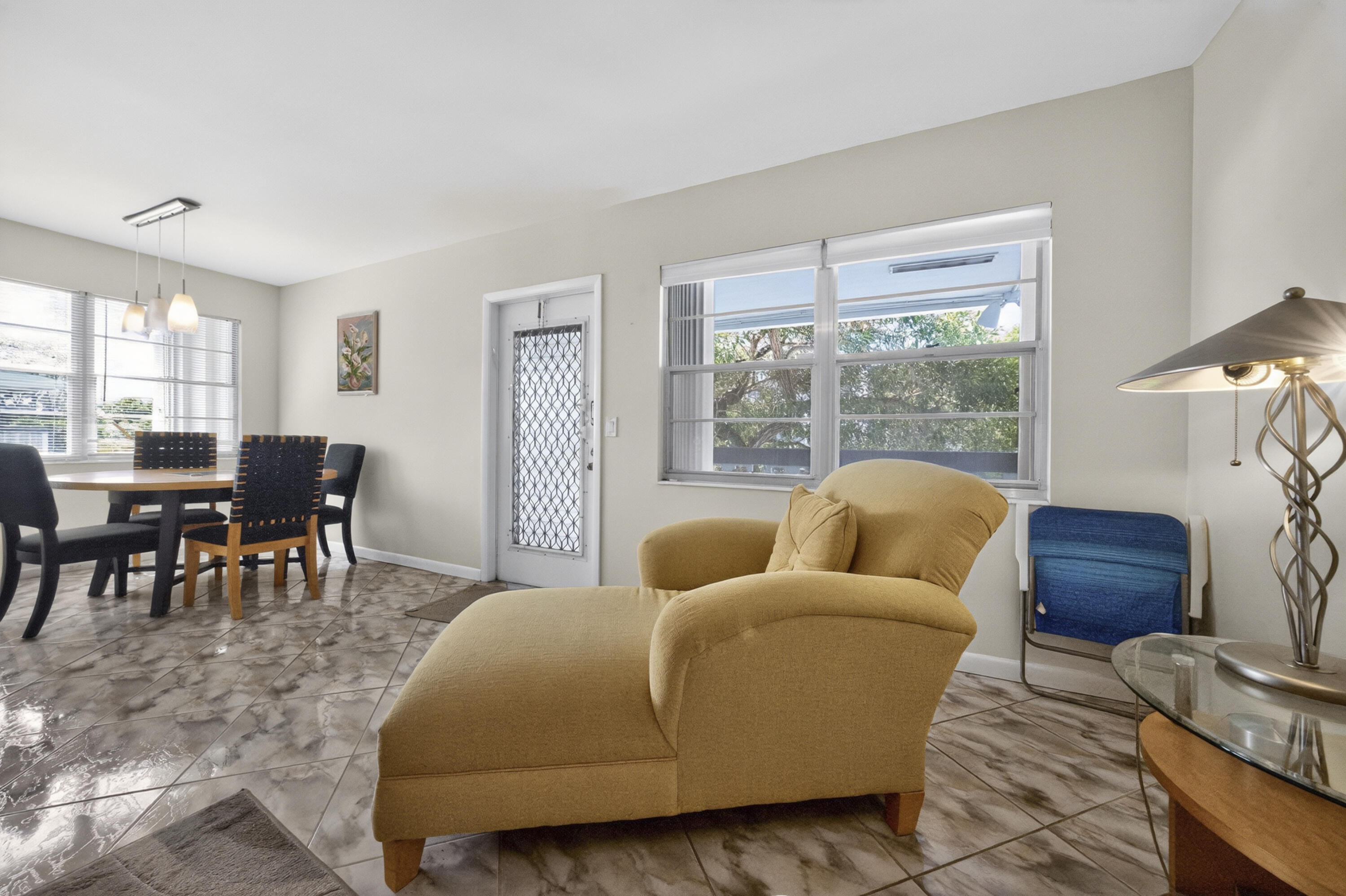 UPMINSTER H CONDO - Residential