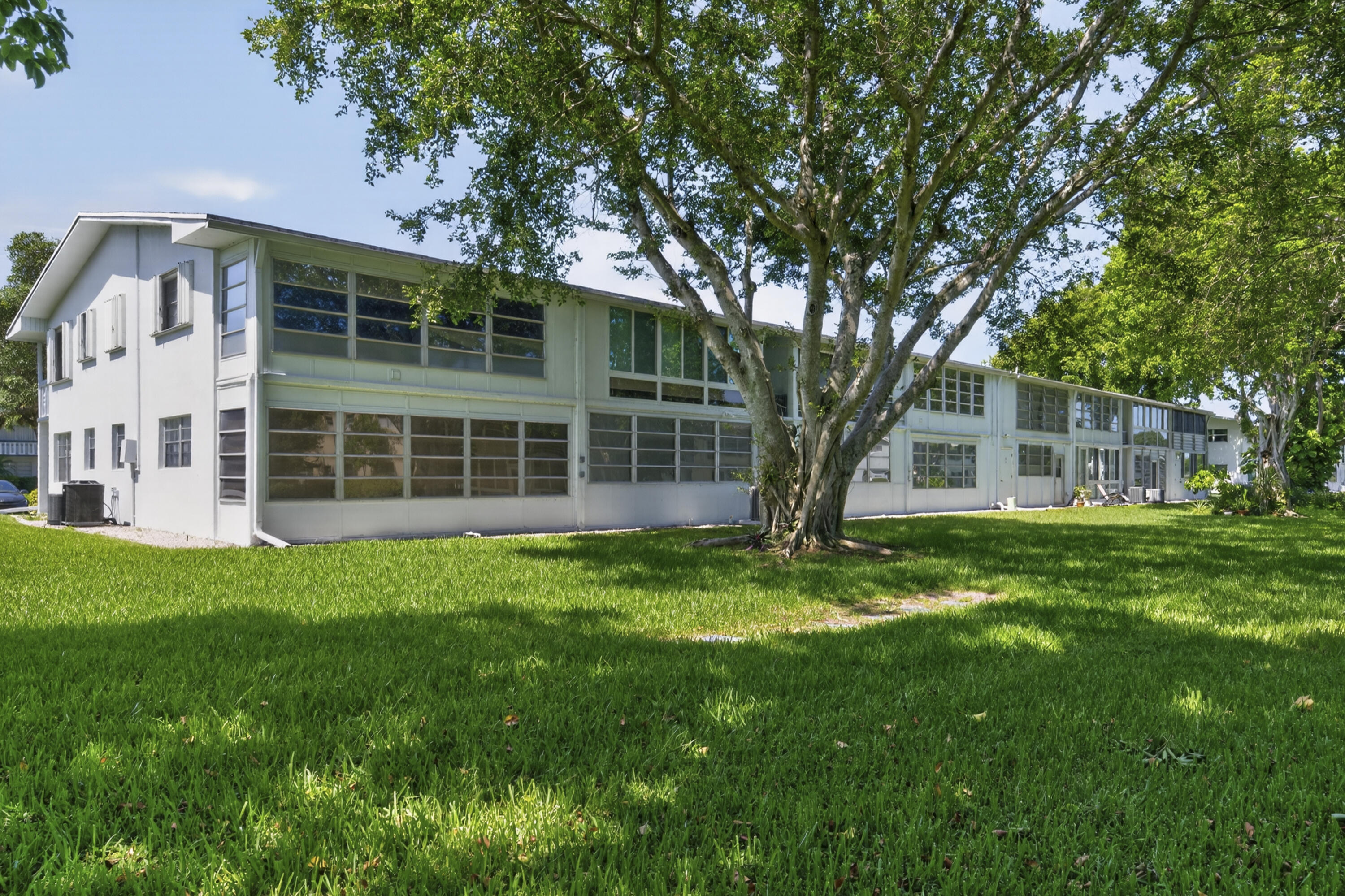 UPMINSTER H CONDO - Residential