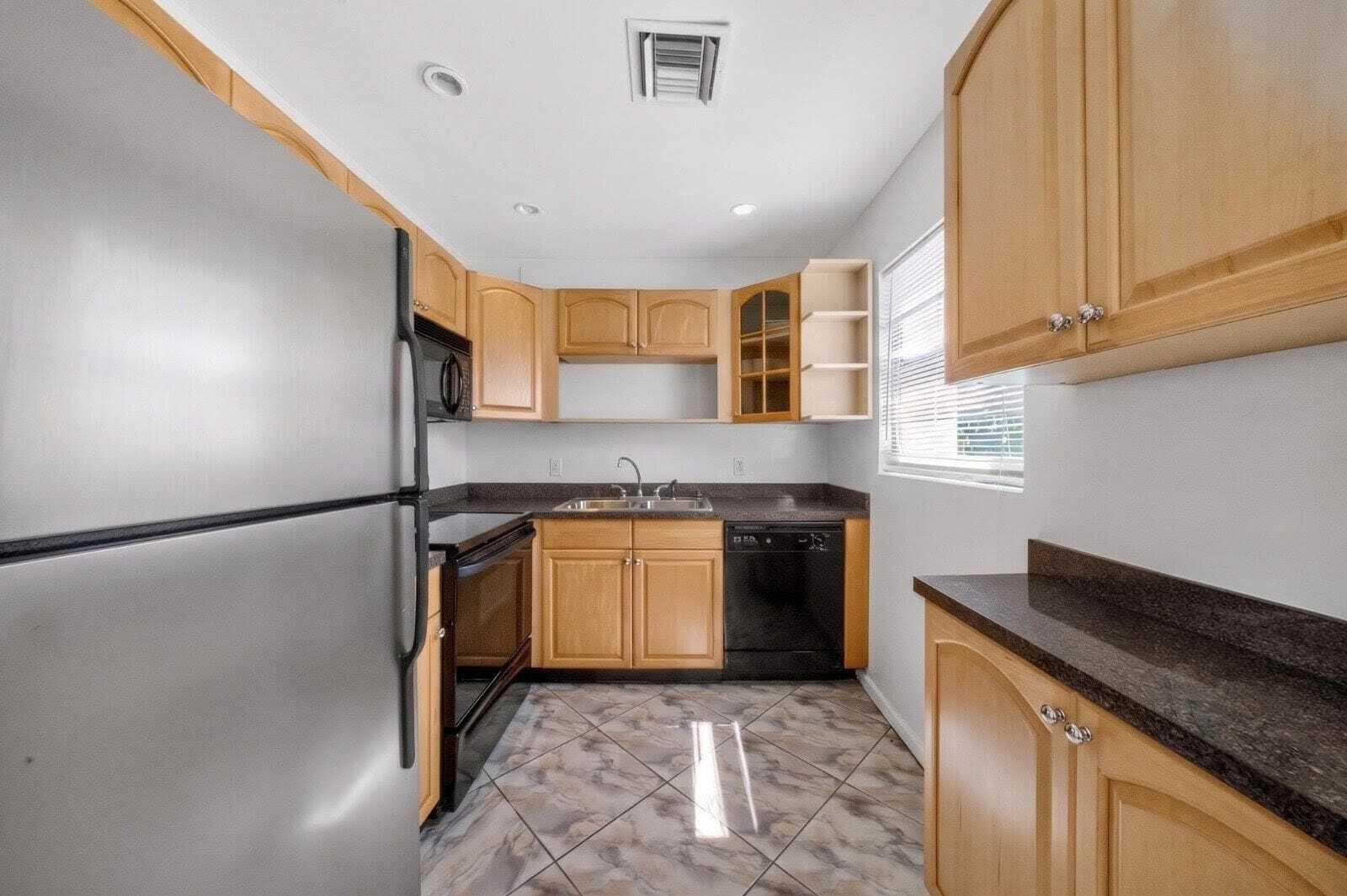 UPMINSTER H CONDO - Residential