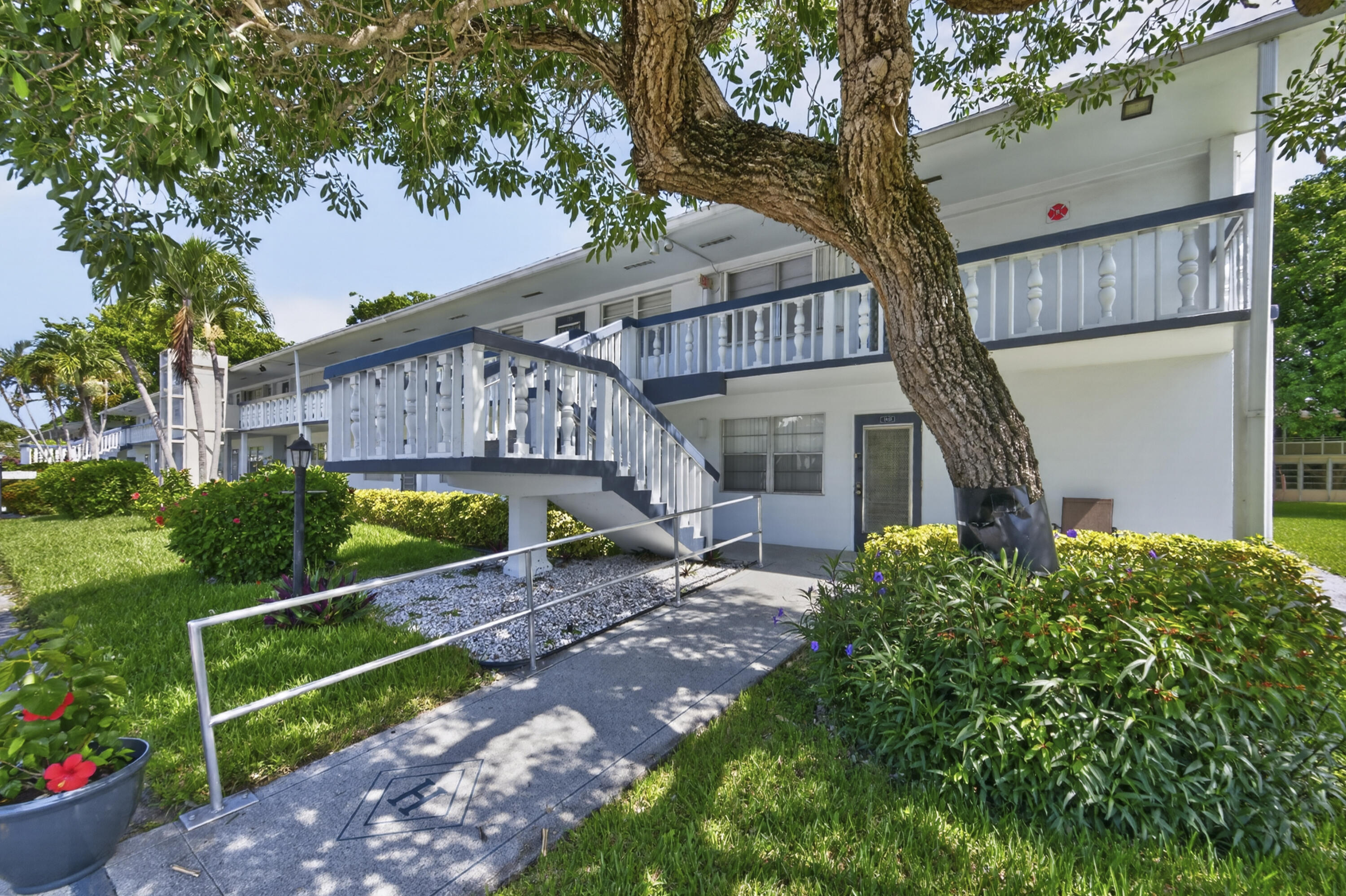 UPMINSTER H CONDO - Residential