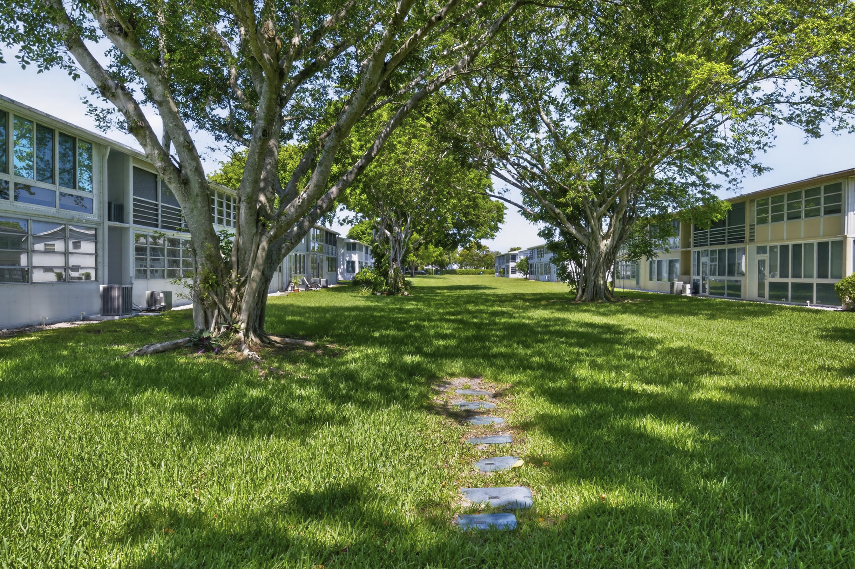 UPMINSTER H CONDO - Residential