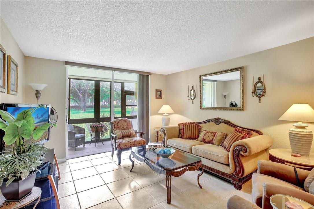 HOLLYBROOK GOLF & TENNIS - Residential