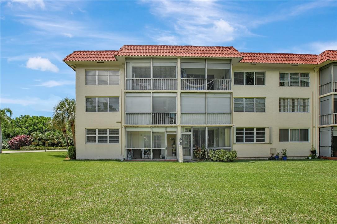 HOLLYBROOK GOLF & TENNIS - Residential