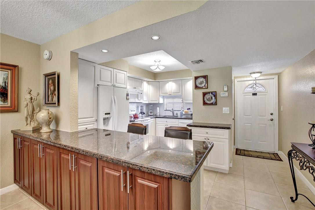 HOLLYBROOK GOLF & TENNIS - Residential