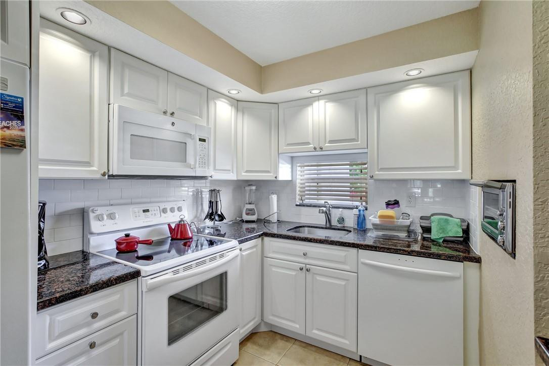 HOLLYBROOK GOLF & TENNIS - Residential
