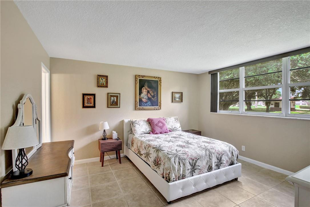 HOLLYBROOK GOLF & TENNIS - Residential