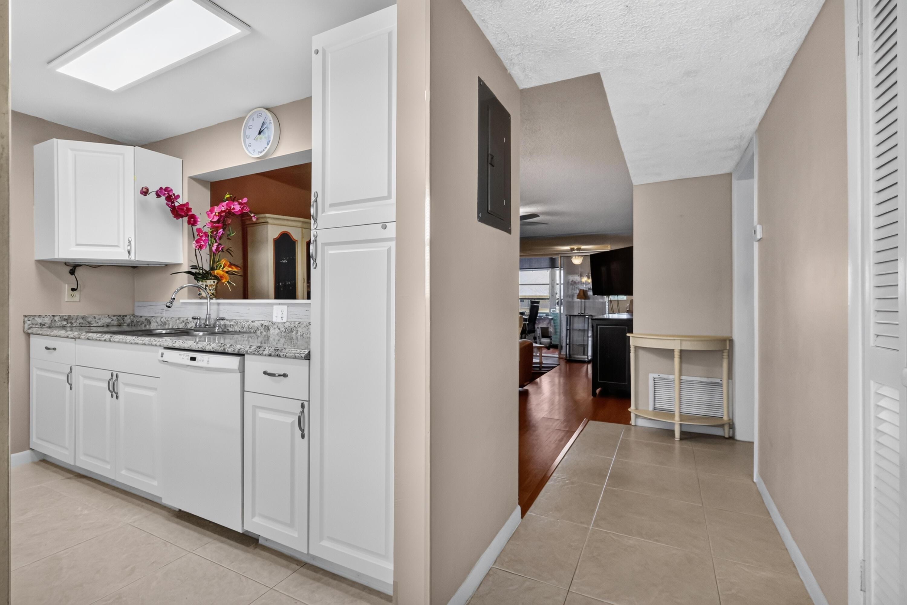VILLAGE ROYALE GREENHILL CONDO - Residential