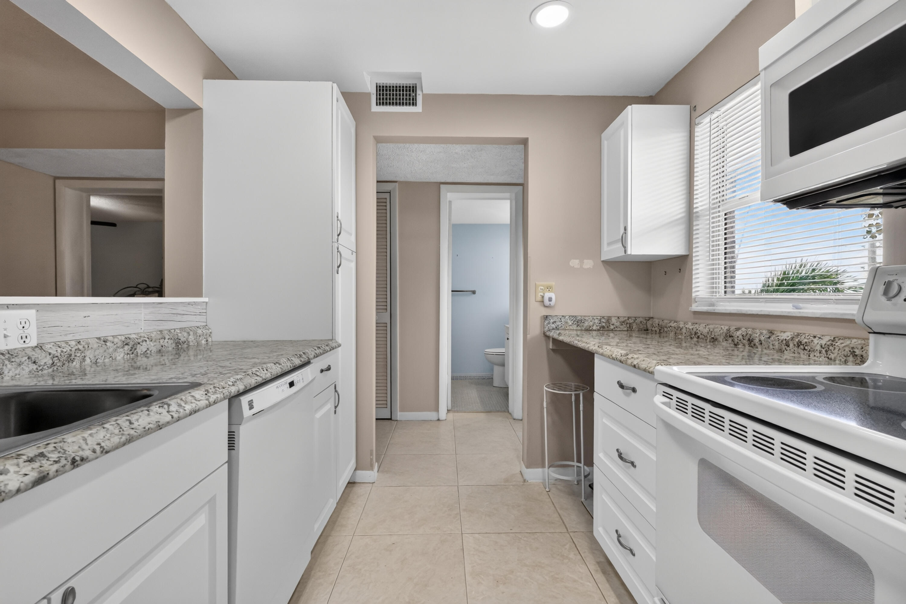 VILLAGE ROYALE GREENHILL CONDO - Residential