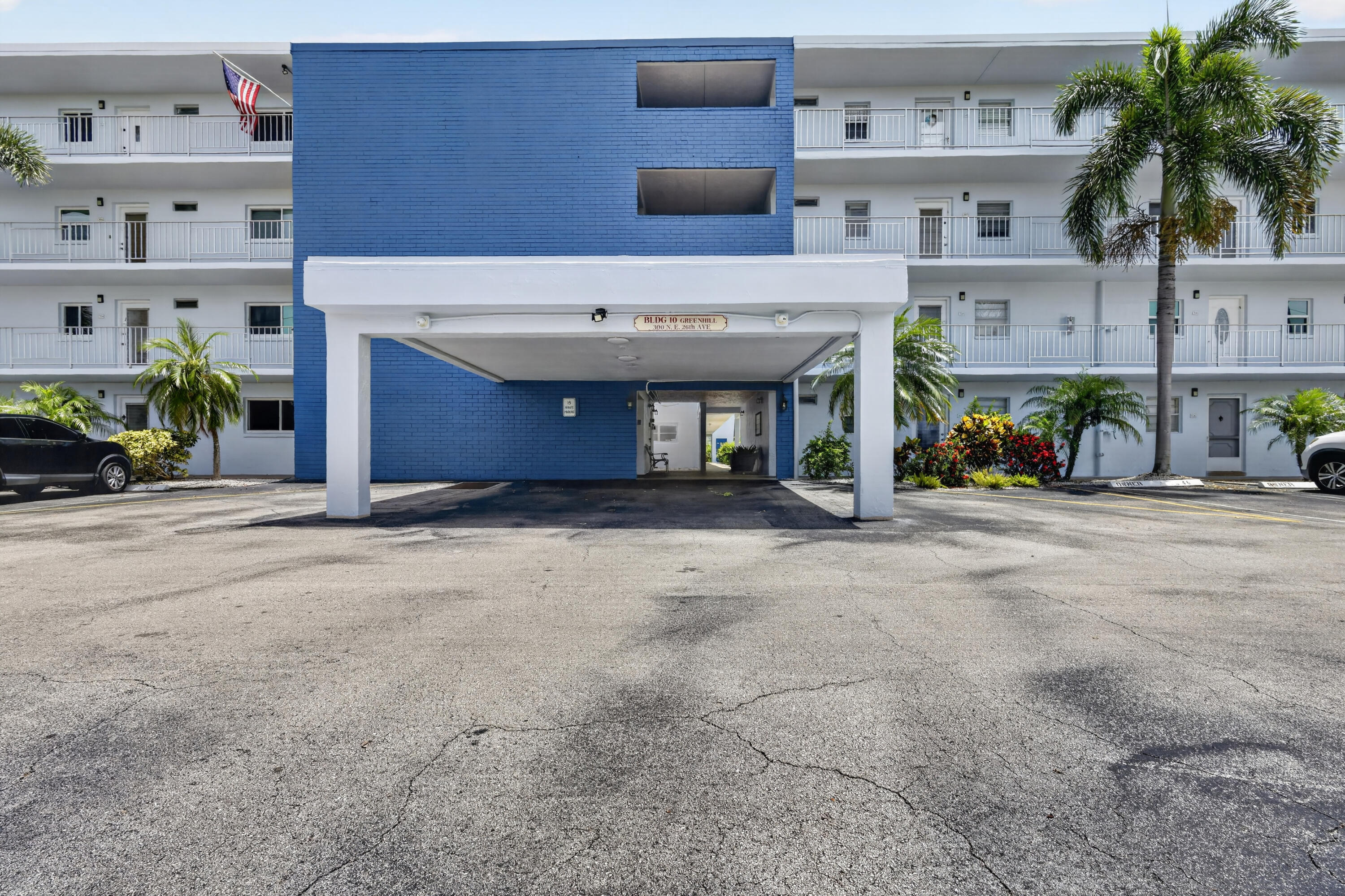 VILLAGE ROYALE GREENHILL CONDO - Residential