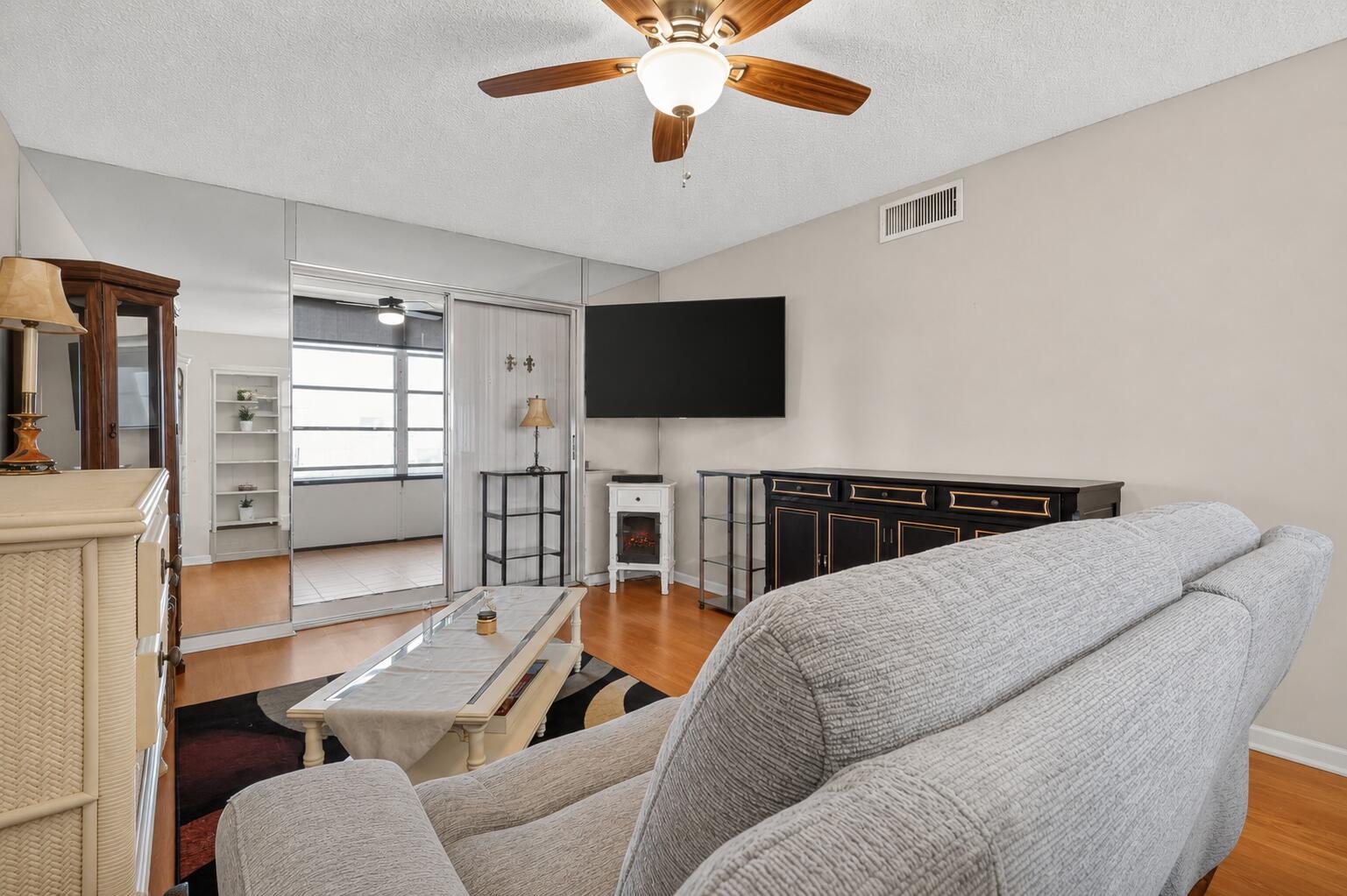 VILLAGE ROYALE GREENHILL CONDO - Residential