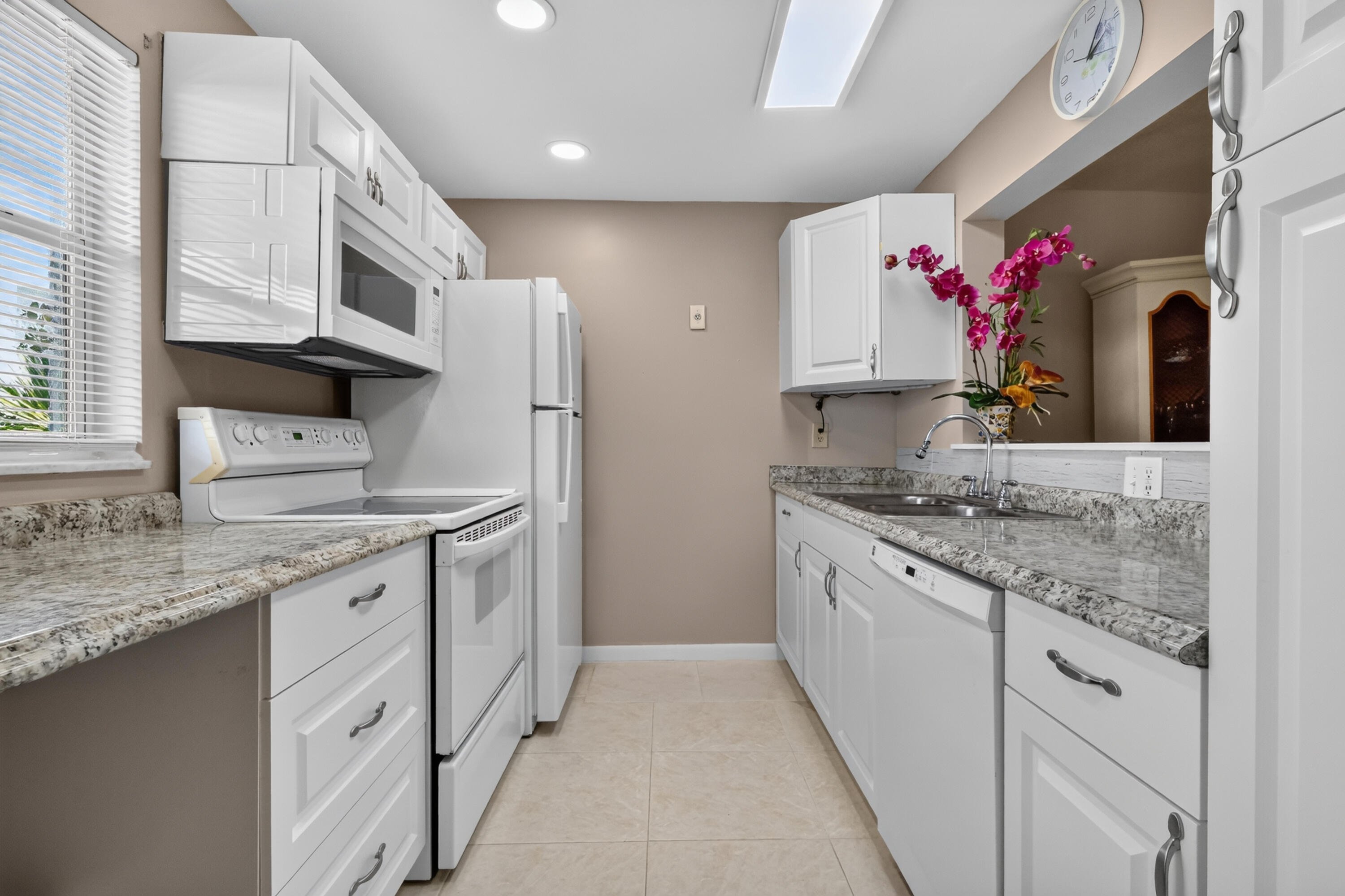 VILLAGE ROYALE GREENHILL CONDO - Residential