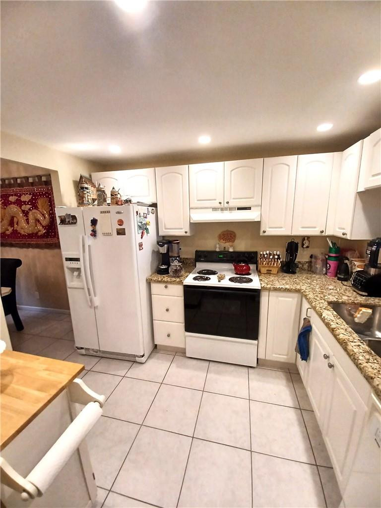 Reduced!!! Motivated Seller!!! This top floor condo features a remodeled kitchen, 2 remodeled bathrooms.Communities amenities include  24 hour manned security, community boat dock, function hall, billiard room, courtesy bus, heated pools, hot tub, sauna, etc. Conveniently located to beaches, shopping, dining, and golfing!!!Boat dockage is available for up to a 27' boat!