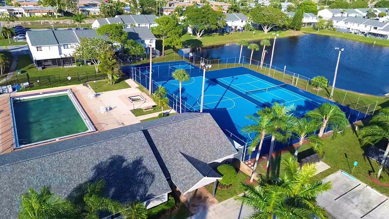Lovely lake front Townhouse for sale in Greenacres.