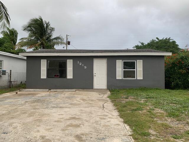 Well-maintained single-family residence with no HOA approval required. This home features a fully fenced yard, city water, and a generous three-car driveway. The interior has been freshly painted and will be professionally cleaned after tenant move-out. Pets are welcome, and the home is equipped with all appliances less than two years old. A great opportunity for comfortable living with added flexibility and convenience.