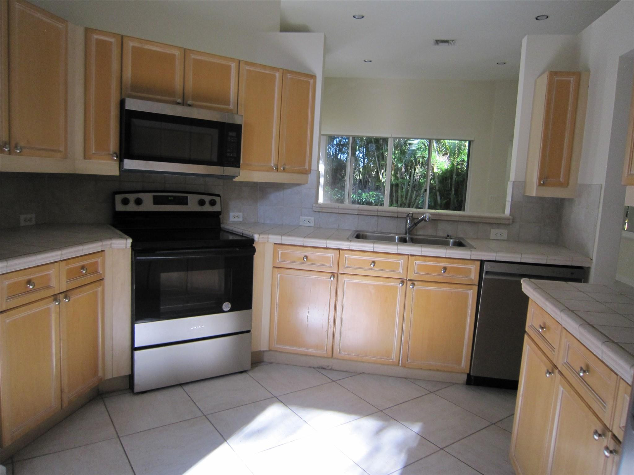 WYCLIFFE TR I - Residential Lease