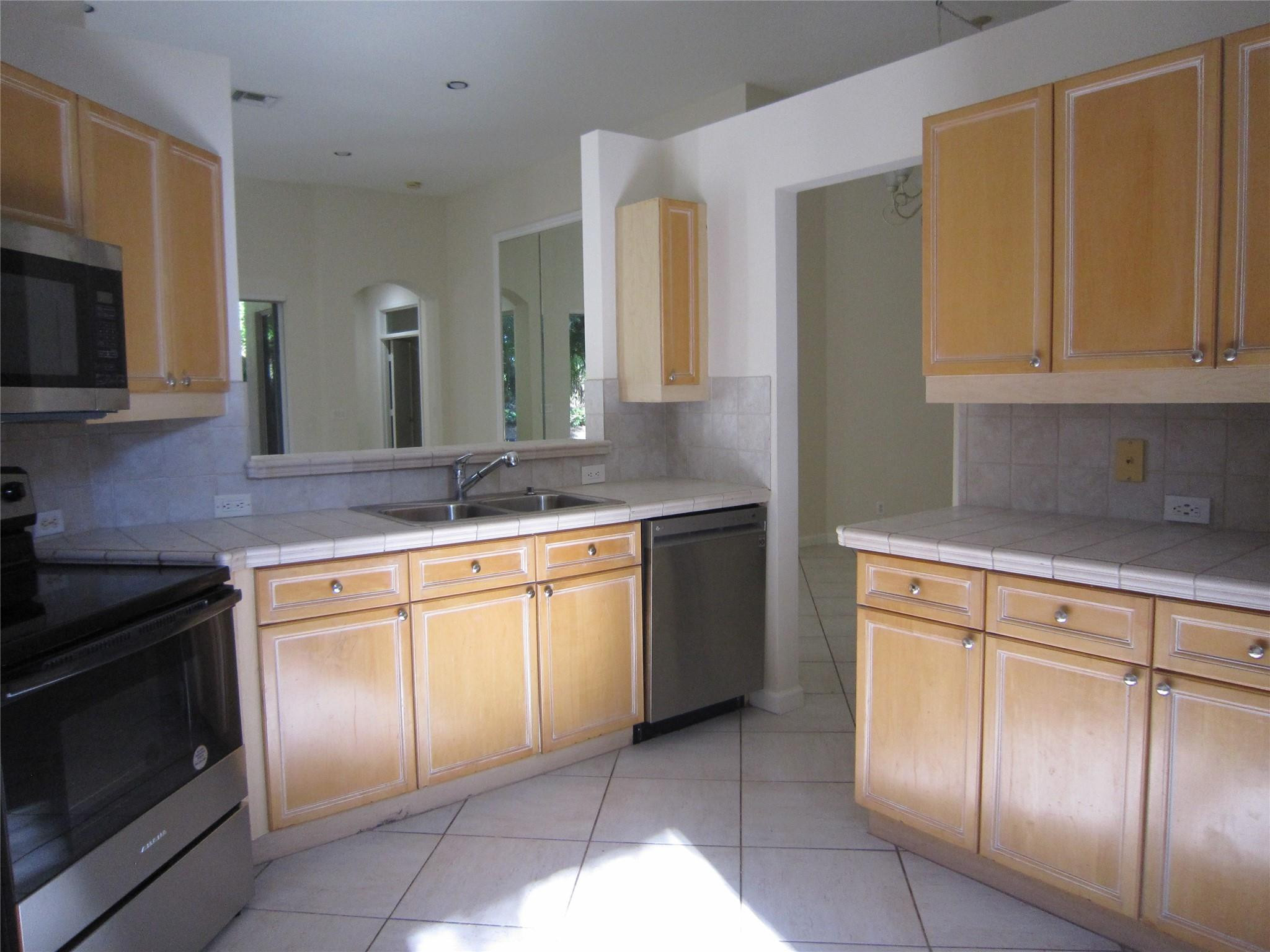 WYCLIFFE TR I - Residential Lease