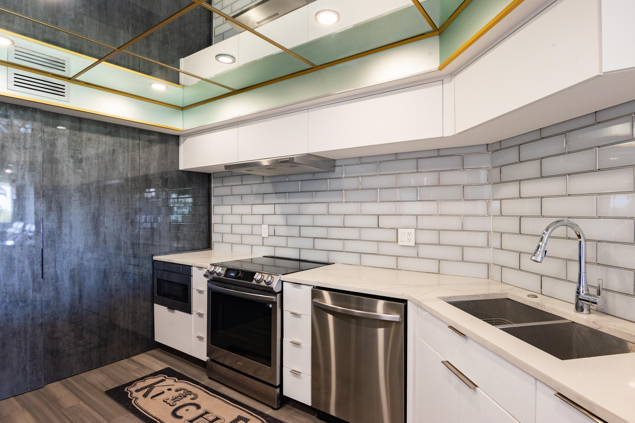 LANDS OF THE PRESIDENT CONDO 2 , - Residential Lease