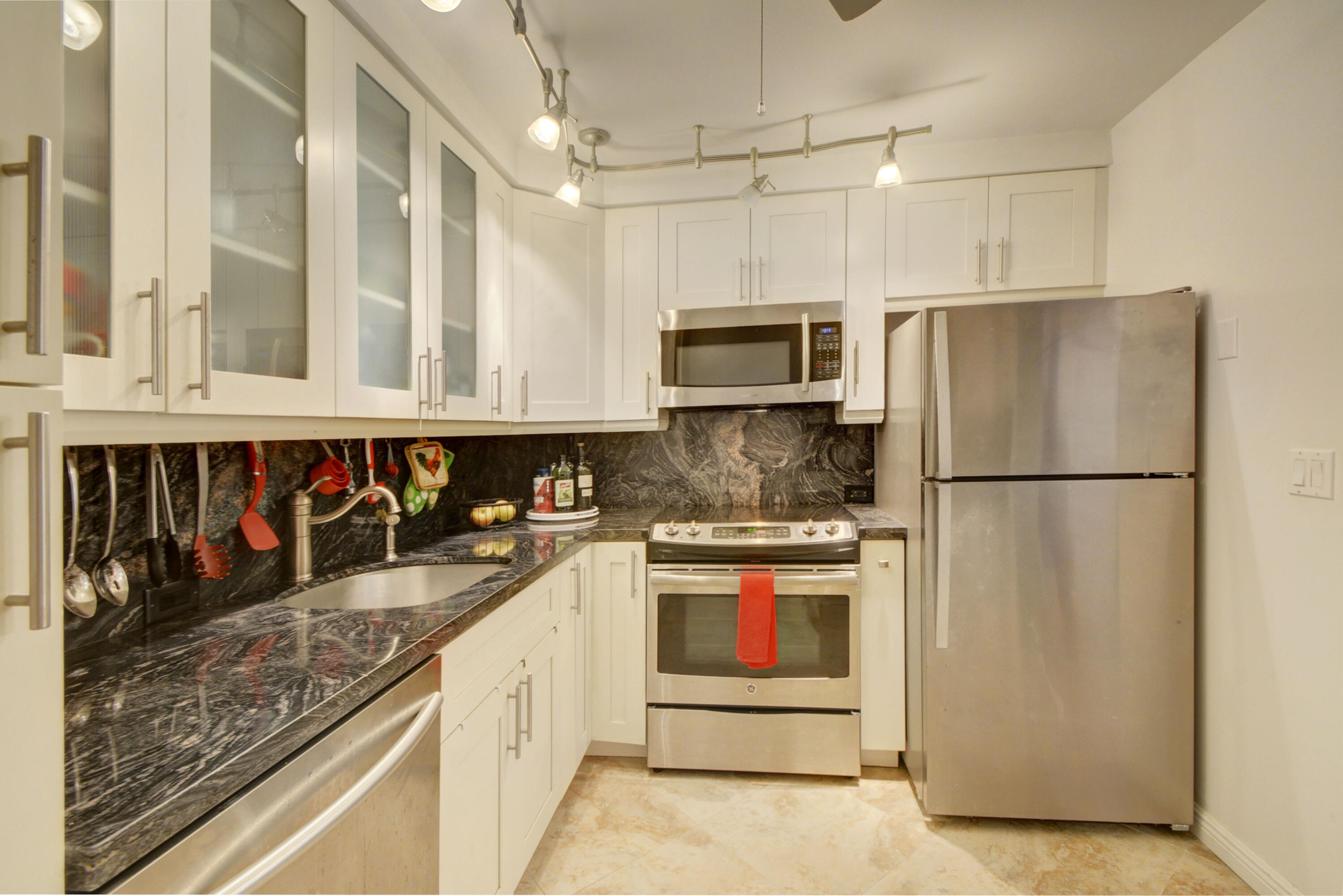 EMERALD TOWER CONDO - Residential Lease
