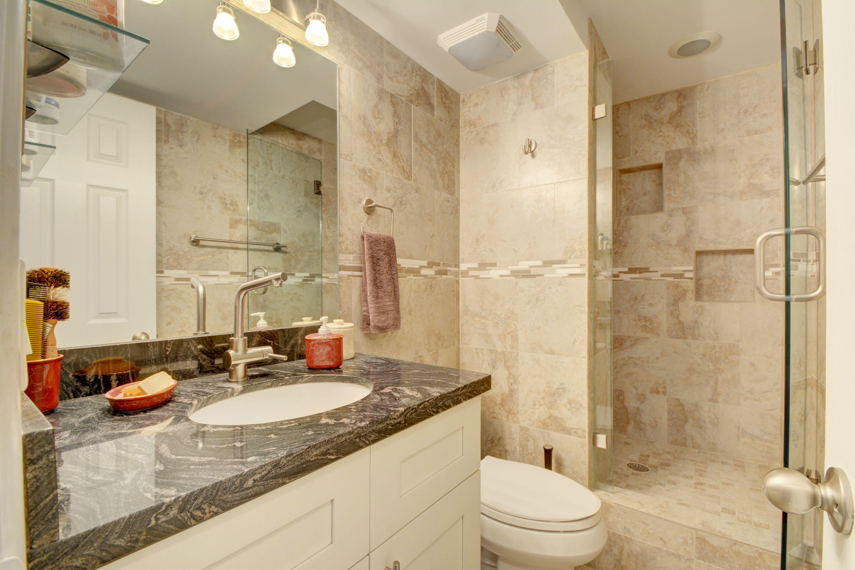 EMERALD TOWER CONDO - Residential Lease