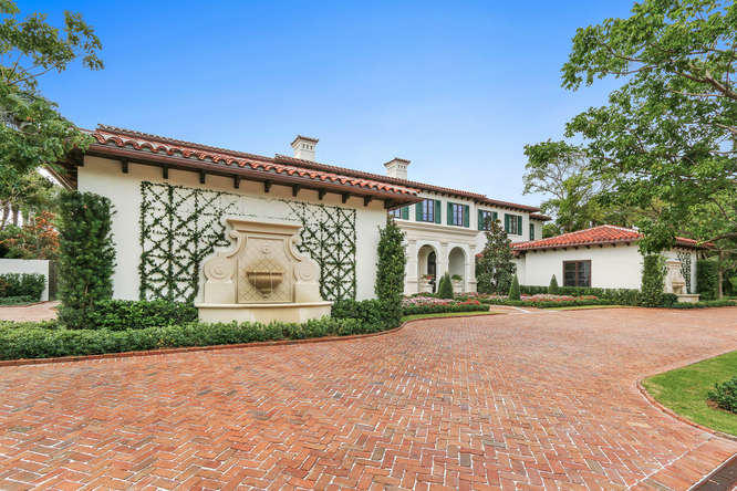 Brand new elegant lakefront compound. A simply stunning new mansion just completed on the grounds of Casa Apava. High quality custom finishes with an open sensible floor plan await your inspection. Dramatic lakefront views with protected bird sanctuary islands across the water. Furnished.