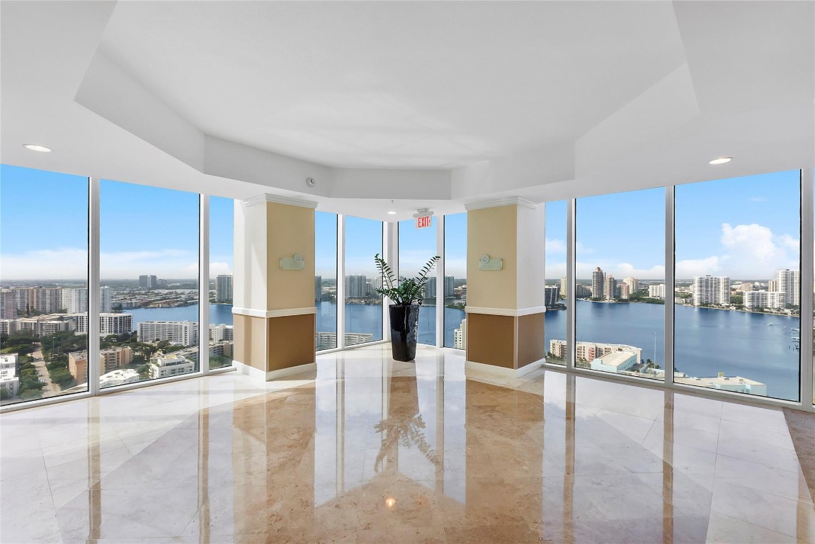 TRUMP INTERNATIONAL - Residential