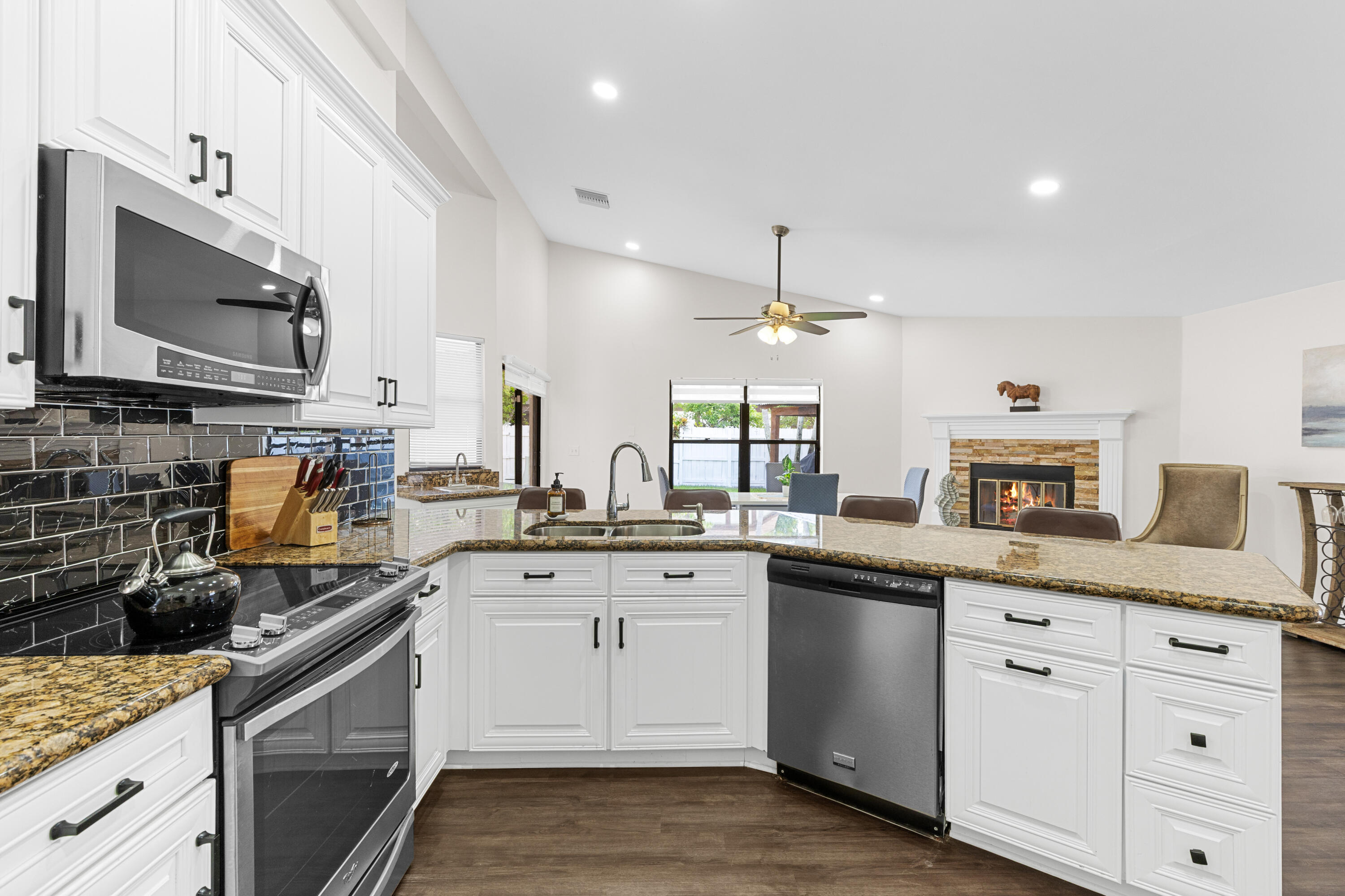 GREENVIEW SHORES 1 OF WELLINGTON - Residential