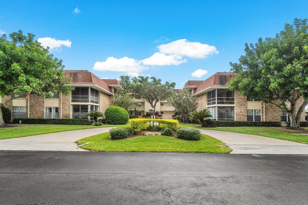 Location! This freshly updated two bedroom two bathroom condo sits directly in the heart of Palm Beach Gardens. Close proximity to shopping, dining, and I95/Turnpike.