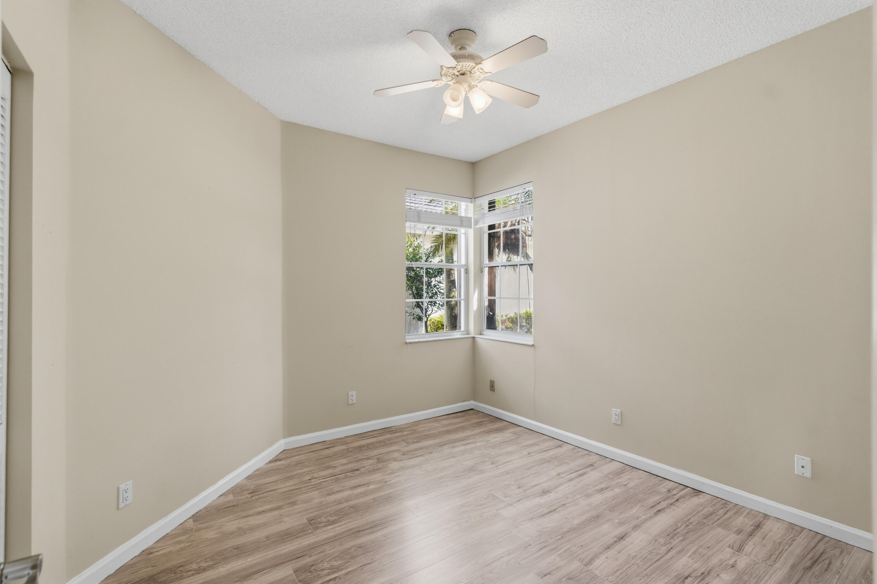 HOLLYWOOD LAKES COUNTRY CLUB AND - Residential